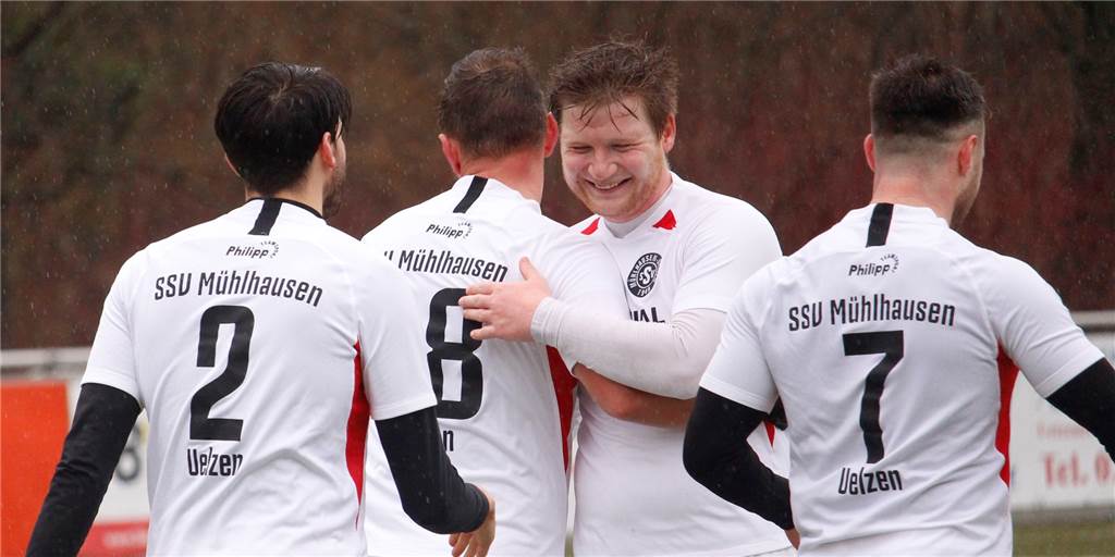 5 Treffer gegen Neuengeseke: SSV-Trainer zeigt „jungen Wilden“, wo das Tor steht Manuel Stiepermann (2.v.r.) hatte in Neuengeseke gut lachen. Der Routinier markierte fünf der sechs Treffer.