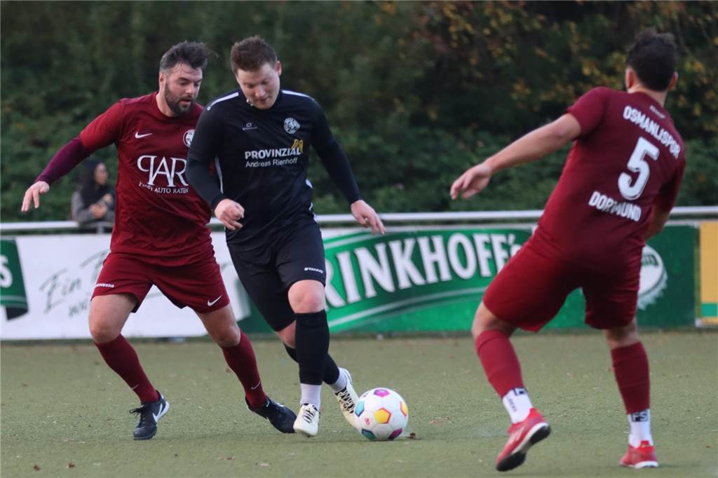 Manuel Stiepermann (am Ball) und der SSV Mühlhausen starten die Vorbereitung mit dem Test gegen die U19 von Westfalia Rhynern.