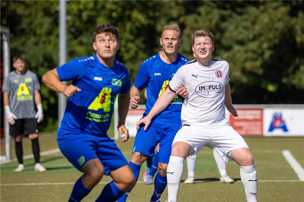 SSV Mühlhausen verstärkt die Offensive: Bezirksligist befördert Stürmer-Routinier Manuel Stiepermann (r.) - hier im Match gegen den Kamener SC - gehört ab sofort wieder zum Bezirksliga-Kader des SSV Mühlhausen.