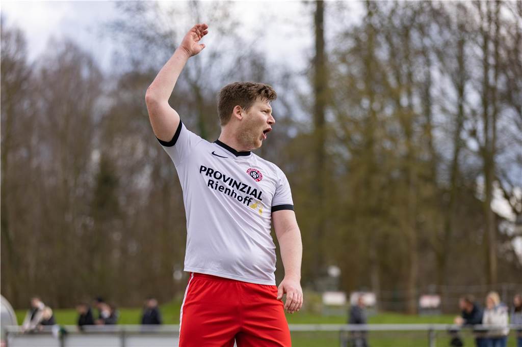 Herbe Vorwürfe gegen den Schiedsrichter: „Der war arrogant hoch zehn“ Manuel Stiepermann rettete dem SSV mit seinem späten Strafstoßtor einen Punkt gegen den SV Bausenhagen.