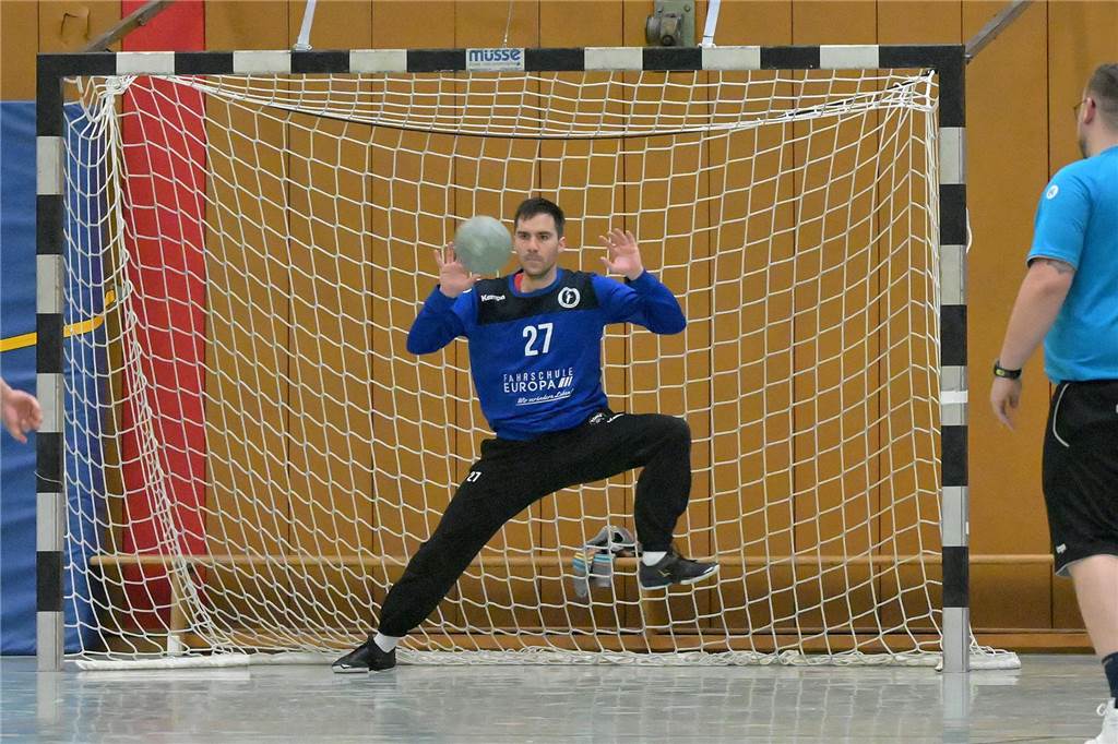 VfL Brambauer ärgert den nächsten Tabellenführer Manuel Welski vom VfL Brambauer hält einen Ball.