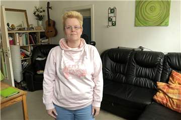 Manuela Jarosch wohnt mit ihren vier erwachsenen Kindern in einer Vier-Zimmer-Wohnung am Borsigplatz. Sie schläft seit Jahren auf dem Sofa.