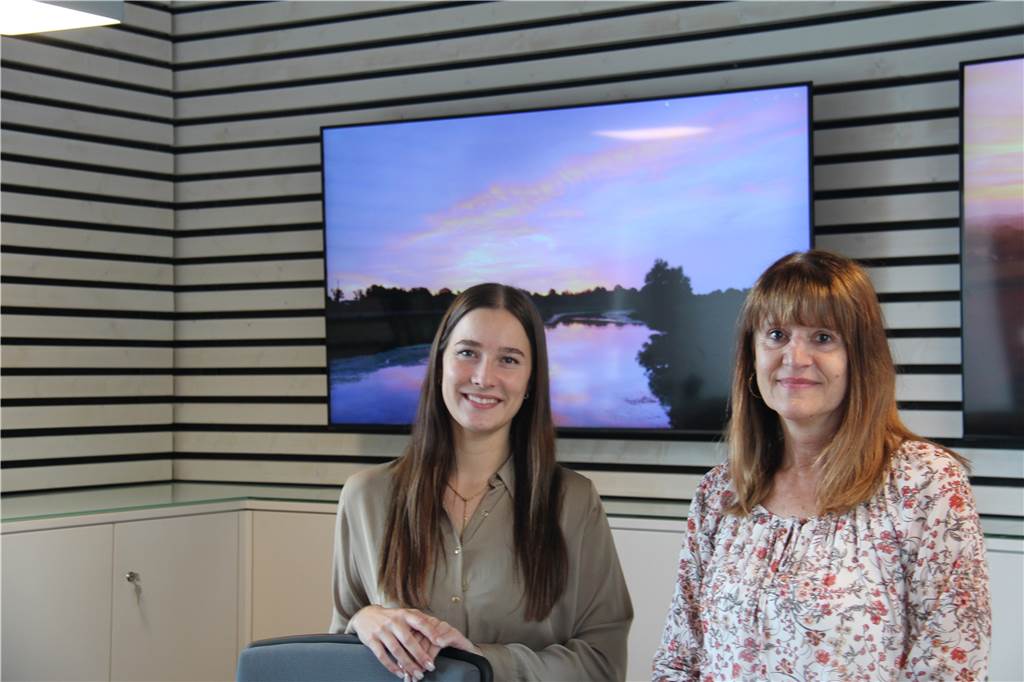 Neue Touristen-Info in Olfen: Besucher kaufen Esel für Island und Schnaps Manuela Kraatz und Carolin Borkenfeld begrüßten die Gäste.