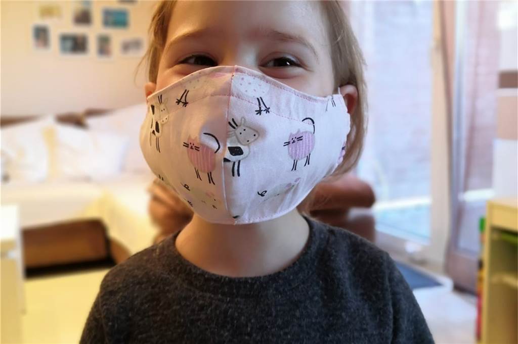 Familienleben in Zeiten des Coronavirus: Zwei Beispiele und viele Tipps aus Castrop-Rauxel Mara (2) wohnt in Frohlinde. Sie kann wegen des Coronavirus ihre Freundin in der Nachbarschaft nicht mehr besuchen. Stattdessen spielt sie viel zu Hause, im Garten und näht mit Mama Laura hübsche Atemschutzmasken.