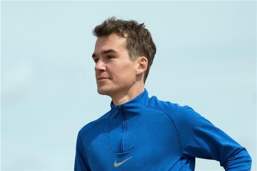 Gabius wird vor Marathon Vater - und will schnell nach Hause Marathon-Läufer Arne Gabius kann nach der Geburt seines Sohne befreit beim Marathon in Frankfurt auflaufen. Foto: Marijan Murat