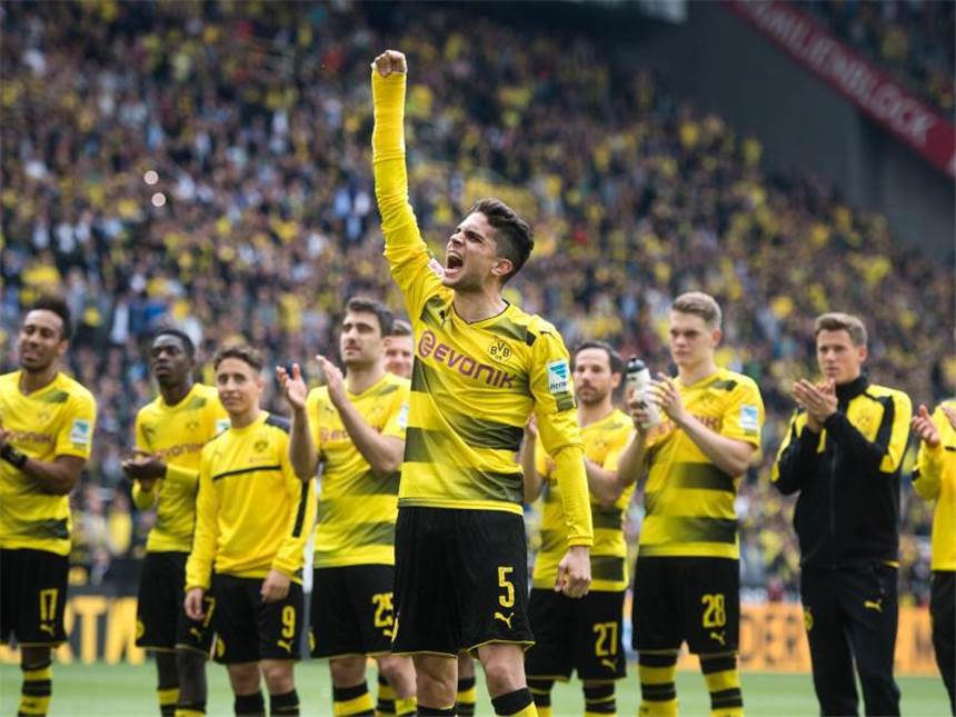 Marc Bartra bedankt sich bei den BVB-Fans. Foto: Bernd Thissen