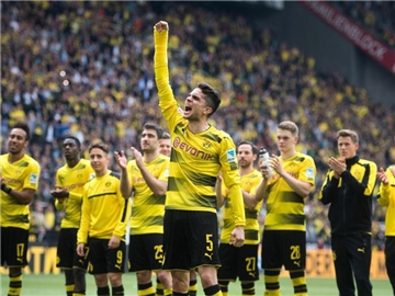 Marc Bartra bedankt sich bei den BVB-Fans. Foto: Bernd Thissen