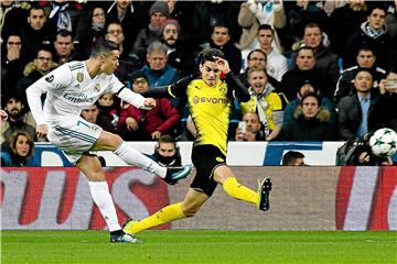 Marc Bartra (r.) kann Cristiano Ronaldo nicht am Abschluss hindern. 
