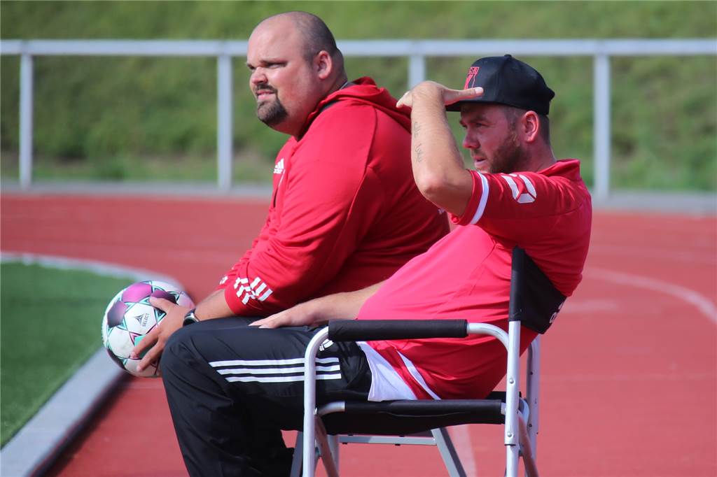 In einem Castrop-Rauxeler Verein trifft ein Freund auf einen Feind der 50-Prozent-Regel Marc Dittloff (l.) ist als Sportlicher Leiter der Bezirksliga-Mannschaft der SG Castrop nah dran am Geschehen - zusammen mit Trainer Tino Westphal (r.).