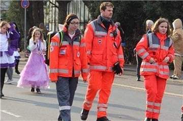 Marc Dohms (Mitte) und seine Kameraden vom DRK sind auf großen Veranstaltungen wie hier beim Selmer Karneval präsent. Ein Dankeschön sitzt für sie immer drin. Angriffe, wie anderswo medial berichtet, haben die Selmer noch nicht erlebt.
