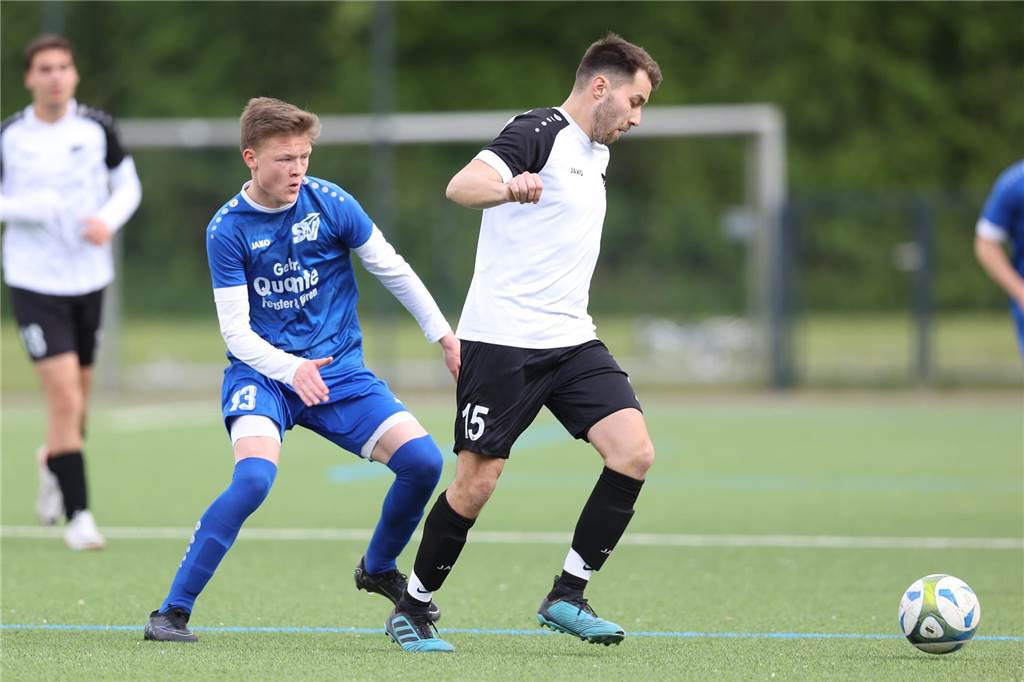 Marc Eggenstein rettet SV Südkirchen das Unentschieden: Derby steht an Marc Eggenstein vom SV Südkirchen im Zweikampf mit Jonas Lohkamp vom FC Nordkirchen II.