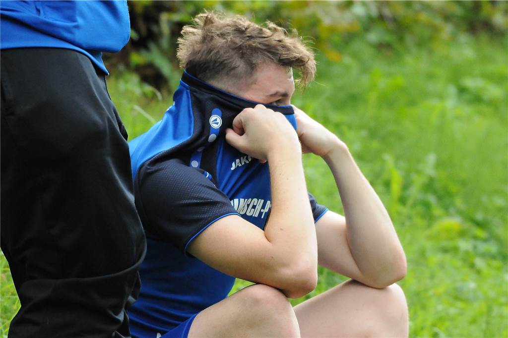 FC Frohlinde verliert Flaczek mit Rot und 2:3 gegen Horst-Emscher kurz vor Schluss Marc Flaczek musste das Spielfeld schon früh wieder verlassen. Er sah in der zwölften Minute die Rote Karte und musste mitansehen, wie seine Teamkollegen eine 2:0-Führung aus der Hand gaben.