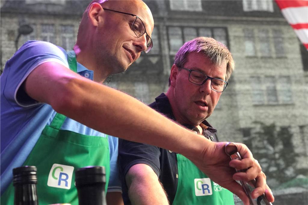 Willi Müller (66) ist der Macher von Merklinde Marc Frese und Willi Müller (r.): Der eine vertritt den Stadtteilverein im Norden (Ickern), der andere im Süden (Merklinde). Hier kochen sie bei Castrop kocht über auf der Bühne.