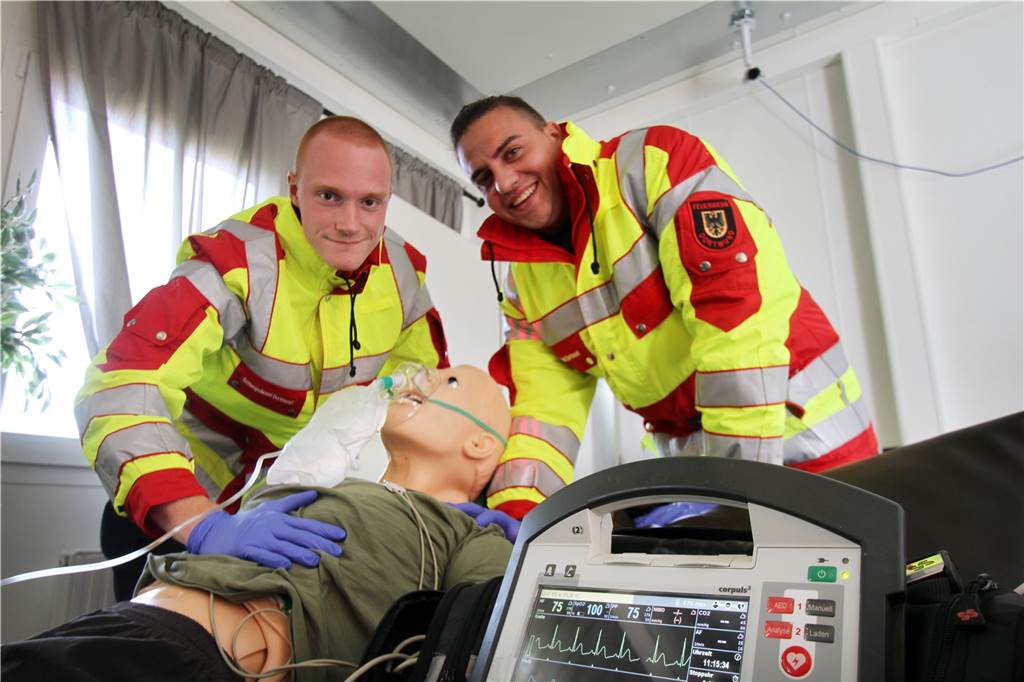Dortmund sucht dringend fähige Bewerber für die Notfallsanitäter-Ausbildung Marc Giesler (links) und Felix Knäpper an einem Simulatur, der in einer nachgebauten Wohnung liegt. In diesem Simulationszentrum können die Ausbilder die Simulations-Figuren steuern und sogar einen Herzstillstand nachstellen.