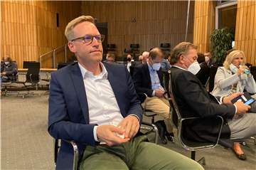 Für Marc Henrichmann (CDU) sieht es nach den ersten Auszählungen ganz gut aus.