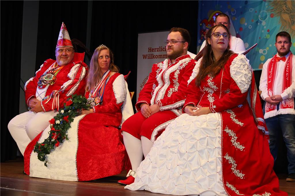 Marc I. Venohr (2.v.r.) und Laura I. Lange (r.) sind das Stadtprinzenpaar in Selm.