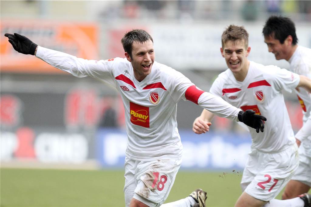 Marc Kruska, hier beim Tor-Jubel im Trikot von Energie Cottbus im Zweitliga-Spiel beim SC Paderborn, stand 2010 vor dem Abflug nach Spanien.