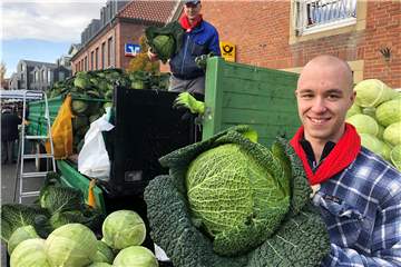 Marc Kuhlmann (r.) aus Büderich war froh, dass es in diesem Jahr wenigstens eine Alternative zum Kappesmarkt gab. 2000 Wirsing- und Weißkohlköpfe hatte der Bauernhof Kuhlmann nach Raesfeld mitgebracht.