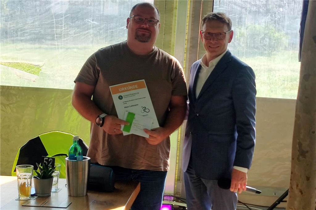 Siegerehrung Stadtradeln: 30.000 Kilometer mehr als im Vorjahr geradelt Marc Leitmann (l.) erhielt aus der Hand von Bürgermeister Lothar Christ die Urkunde für den aktivsten Einzelradler allgemein mit 1534 Kilometern.