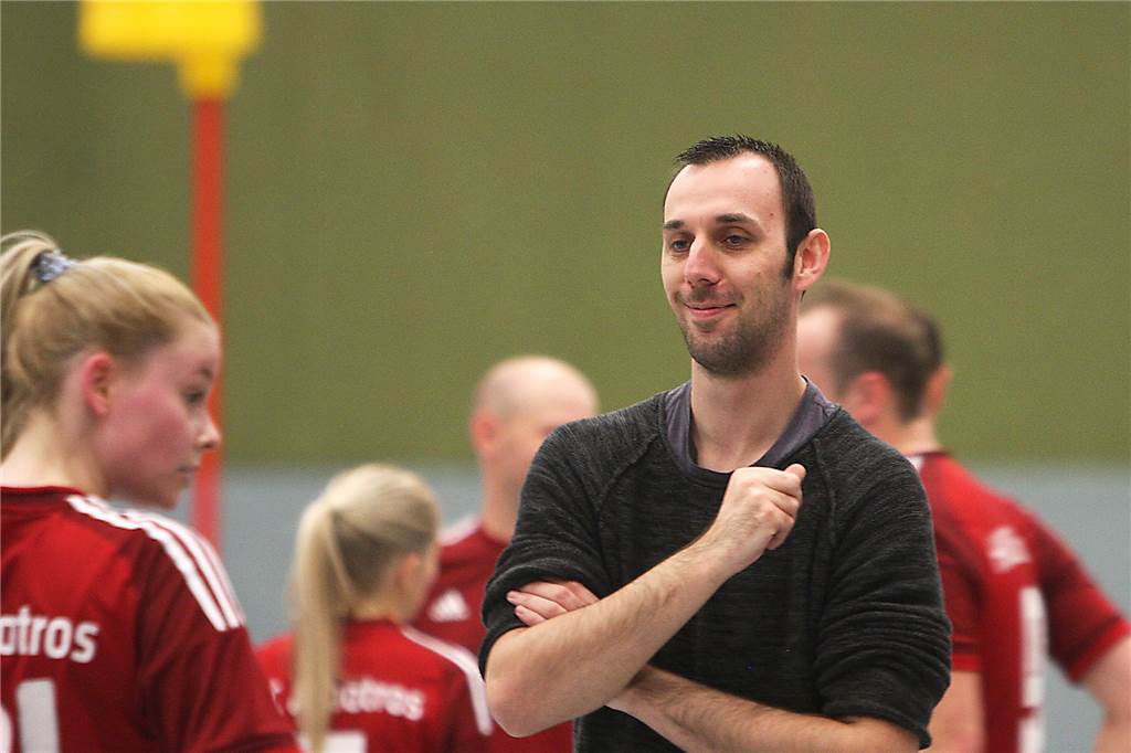 Sportart ändert Einwechsel-Regel - Marc van Bommel würde hier nichts falsch machen können Marc Lüßer, Coach des HKC Albatros.