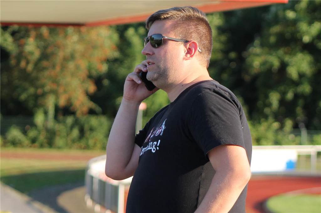 „Wochen der Wahrheit“: TuRa Bergkamen will den richtigen Weg einschlagen Marc-Oliver Kraus telefoniert mit Sonnenbrille.