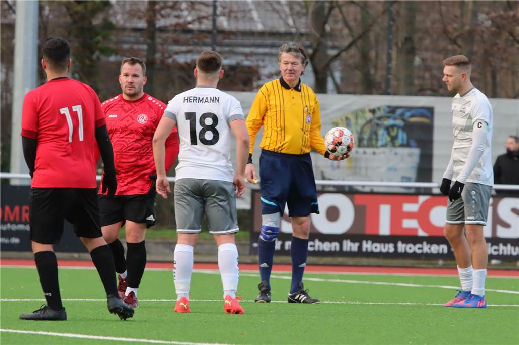 VfB Waltrop testete gegen Arminia Ickern : So verlief die Rückkehr von Marc Olschewski Marc Olschewski (2.v.l.) unterlag mit dem SC Arminia Ickern bei der Rückkehr zum VfB Waltrop mit 1:4.
