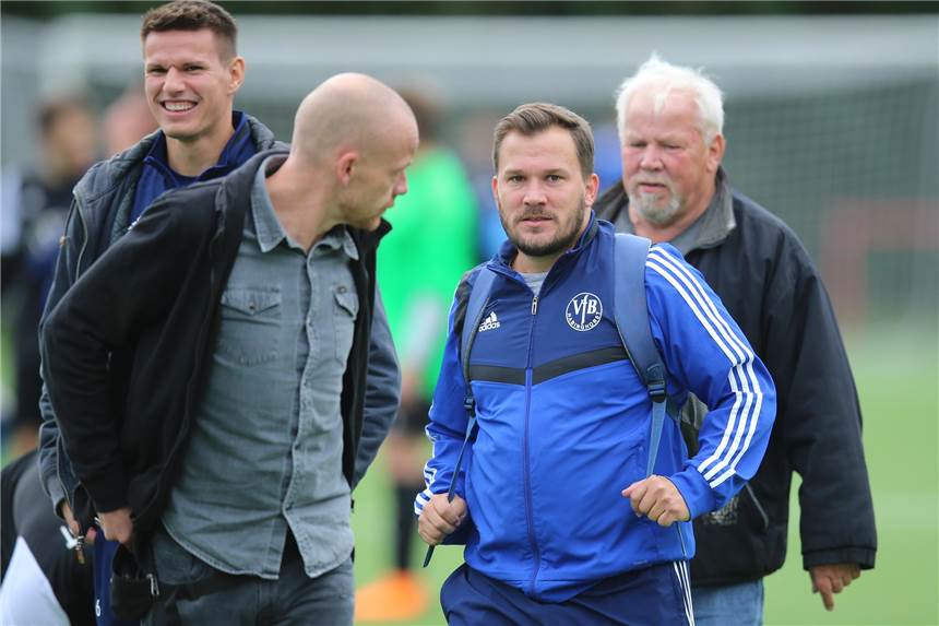 Habinghorster Trainer lüftet nach Abpfiff das Geheimnis um den blauen Rucksack Marc Olschewski (2.v.r.), Trainer des VfB Habinghorst, schnallte sich nach Abpfiff des Kreisliga-A-Derbys beim SuS Merklinde einen blauen Rucksack um. Die Tasche war ihm an dem Tag sehr wichtig.