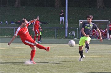 Marc Olschewski (li.), Fußballer beim neuen Kreisliga A-Spitzenreiter SG Castrop, bekam tierischen Besuch in seinem „Arbeitsbereich“.