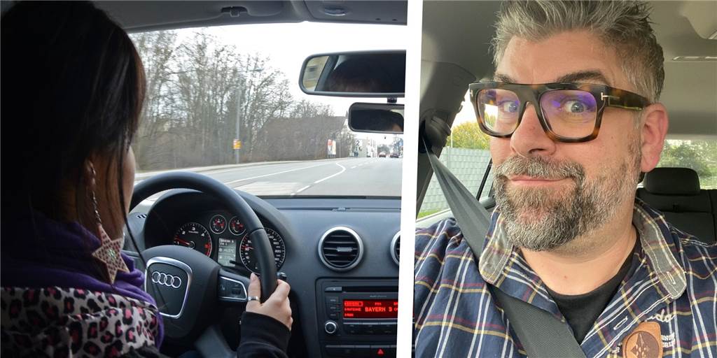 Eine Fahrschülerin fährt mit einem Auto.