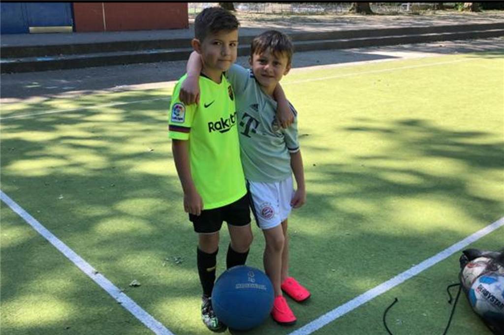 Türkspor-Spieler trainiert die Kids von zwei bekannten Dortmunder Trainern Marc Risses Sohn Jonah (l.) und Reza Hassanis Sohn Youness werden von Serdar Bingöl trainiert.