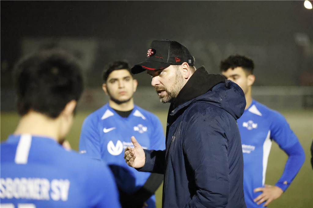 Aufholjagd des Königsborner SV kommt zu spät: Hagener Bezirksligist führt zur Pause schon 3:0 Marc Schmitt vom Königsborner SV stellte seine Mannschaft zur Pause völlig um, brachte neues Personal.