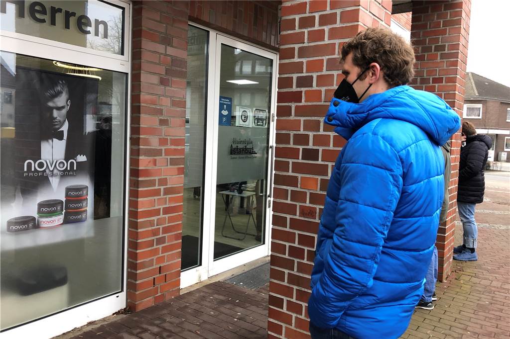 Marc Schönfleisch war seit Oktober nicht mehr beim Friseur. Jetzt darf er wieder. Da nimmt er Wartezeit vor dem Geschäft in der Kälte gern in Kauf.
