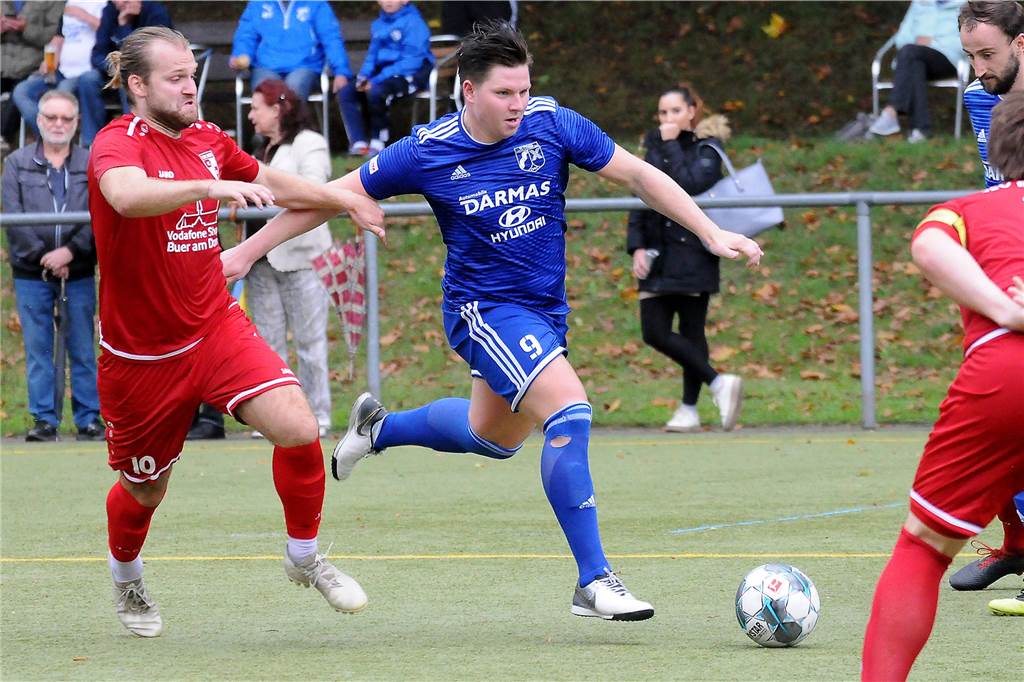 Unterschiedliche Stimmungslagen beim SV Wacker Obercastrop und dem FC Frohlinde Marc Schröter (r.) erzielte das 1:0 für den SV Wacker Obercastrop und war zudem am 2:1 beteiligt, denn er wurde vor dem Tor elfmeterreif gefoult.
