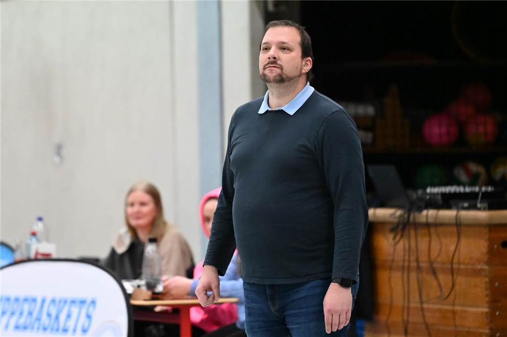 LippeBaskets Werne Damen verspielen endgültig die Meisterschaft Marc Schwanemeier steht am Seitenrand.