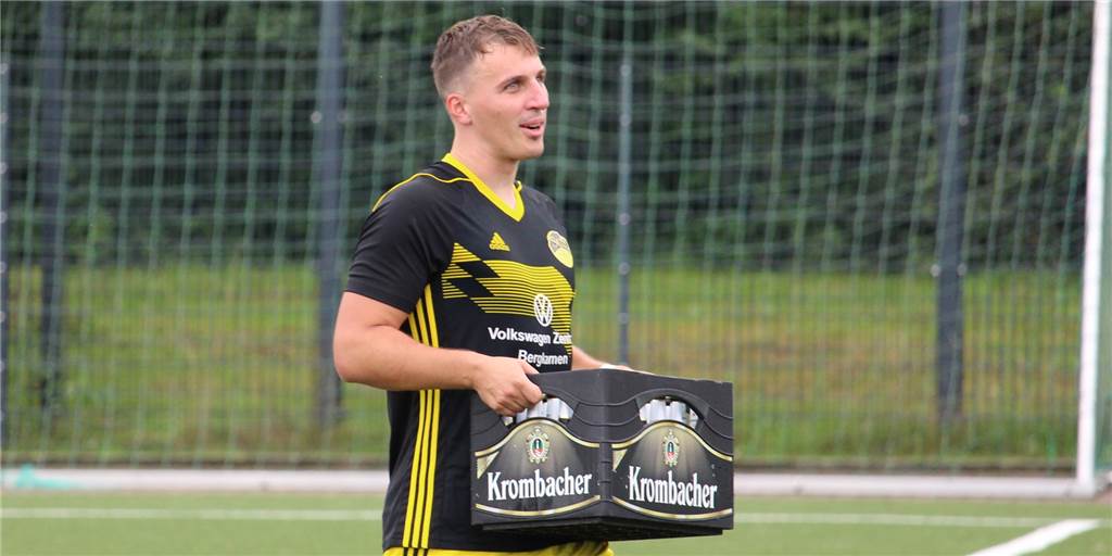 Marc Simon Stender trägt eine Kiste Gerstensaft. Für den Fall, dass der SuS Kaiserau am Freitag die Tabellenführung in der Landesliga 3 übernimmt, spendiert die Mannschaft ihren Fans gleich 30 Liter Freibier.