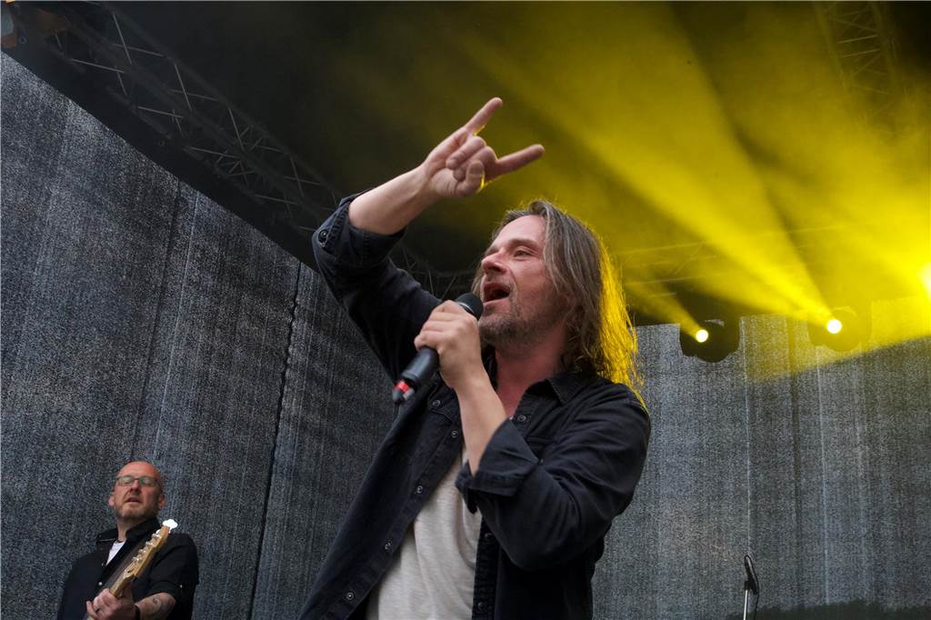 Marc Stahlberg, Frontmann der Band Seven Cent, beim ersten Open-Air-Auftritt des Jahres 2023 am 20. Mai im Biergarten von "Tante Amanda".