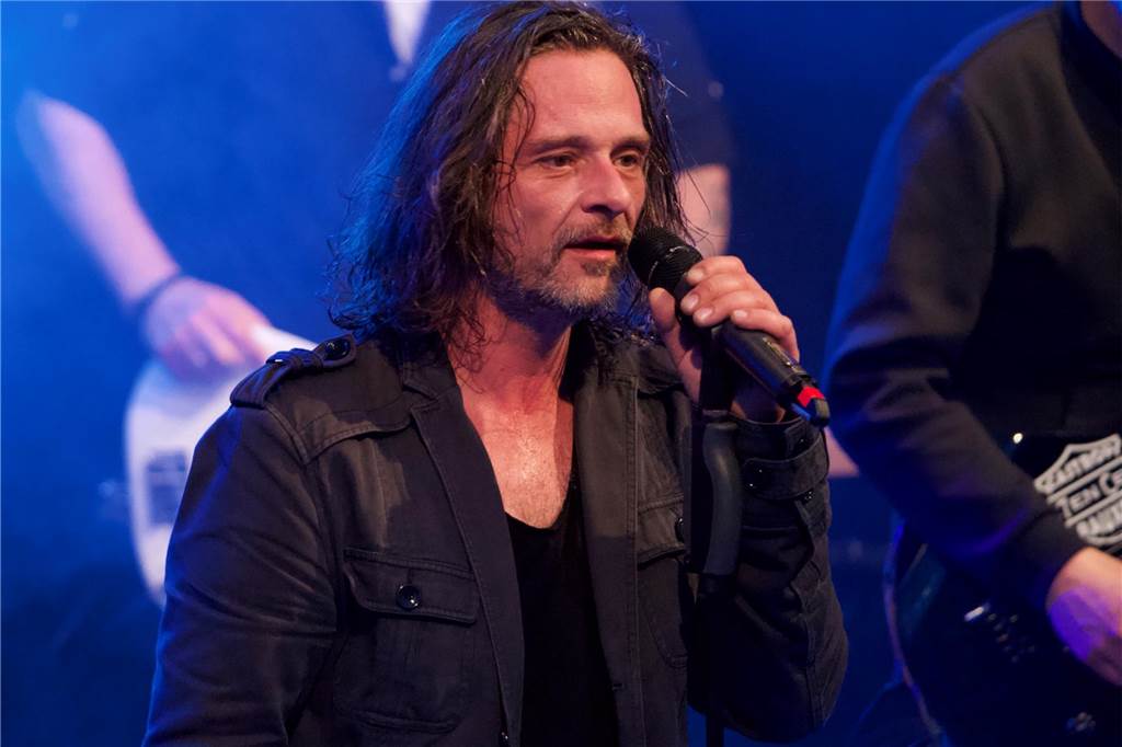 Marc Stahlberg, Frontmann der Band Seven Cent, beim ersten Open-Air-Auftritt des Jahres 2023 am 20. Mai im Biergarten von "Tante Amanda".