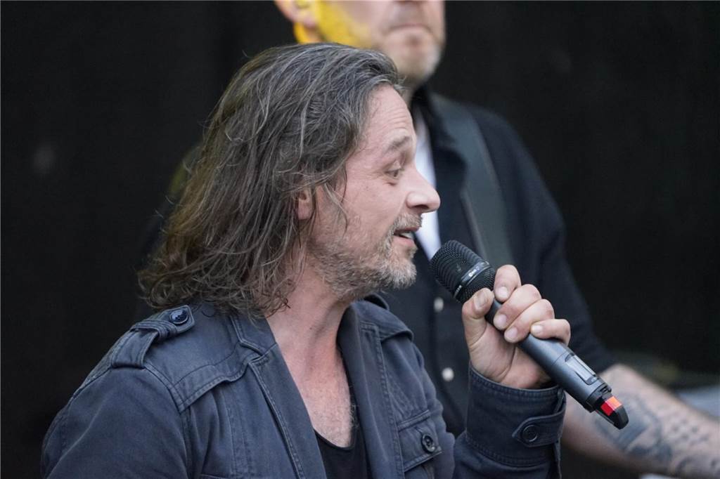 Marc Stahlberg, Frontmann der Band Seven Cent, beim ersten Open-Air-Auftritt des Jahres 2023 am 20. Mai im Biergarten von "Tante Amanda".