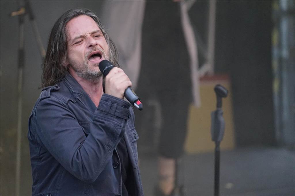 Marc Stahlberg, Frontmann der Band Seven Cent, beim ersten Open-Air-Auftritt des Jahres 2023 am 20. Mai im Biergarten von "Tante Amanda".