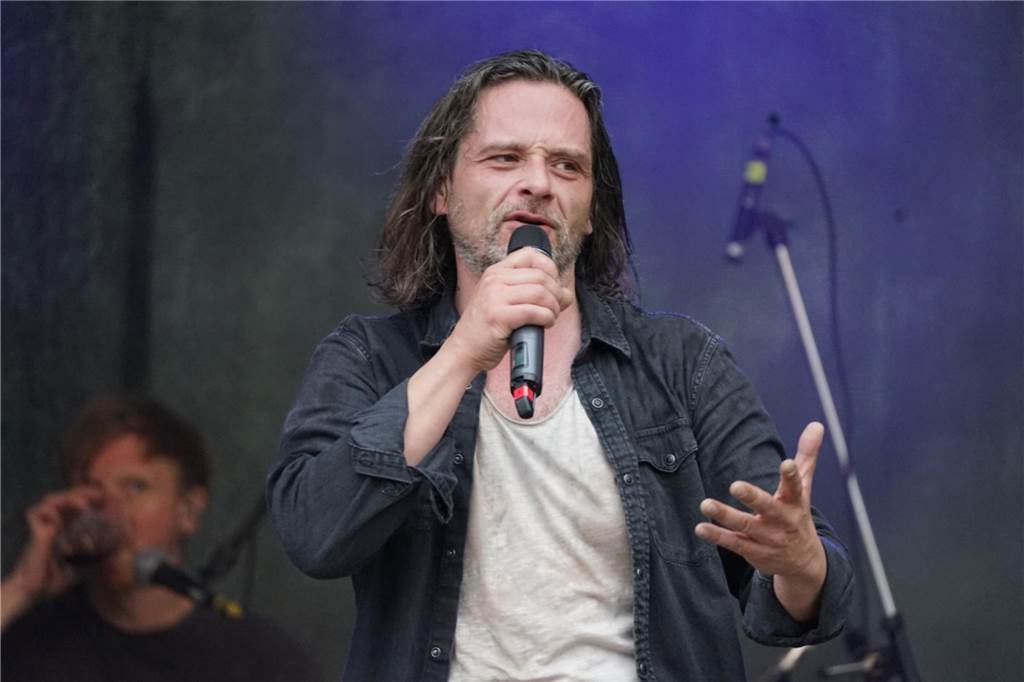 Marc Stahlberg, Frontmann der Band Seven Cent, beim ersten Open-Air-Auftritt des Jahres 2023 am 20. Mai im Biergarten von "Tante Amanda".
