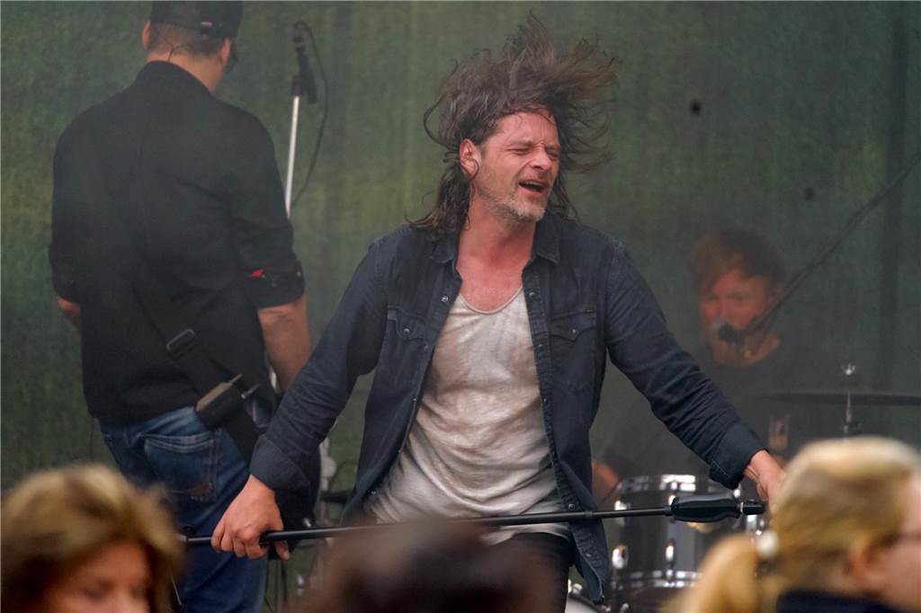 Marc Stahlberg, Frontmann der Band Seven Cent, beim ersten Open-Air-Auftritt des Jahres 2023 am 20. Mai im Biergarten von "Tante Amanda".