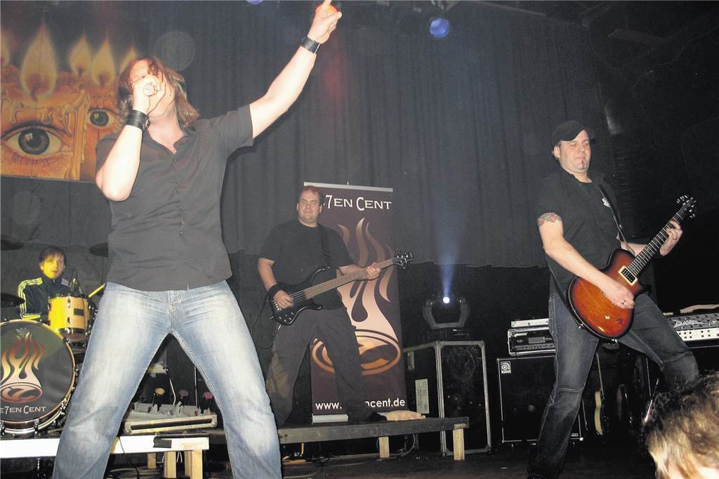 Mysterium Spektrum und wie eine Diskotheken-Ära vor 15 Jahren endete Marc Stahlberg (l.) ist bis heute das Gesicht von Seven Cent. Die Band hat ihren Probenraum nicht weit vom Spektrum entfernt und war nicht ohne Grund ein Magnet auf den letzten Partys im Laden am Westring.
