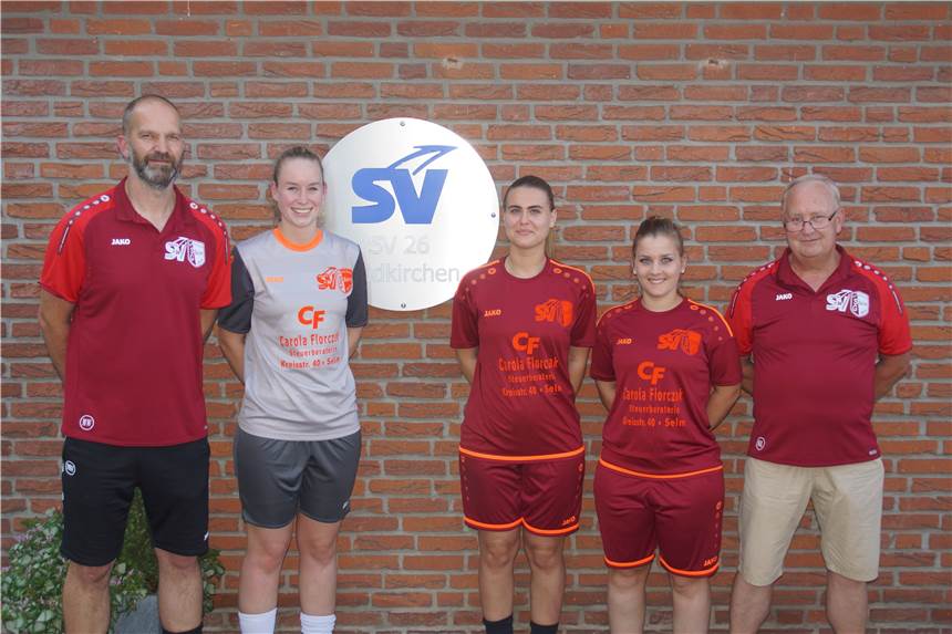 SV Südkirchen holt drei Spielerinnen vom PSV Bork aus der Bezirksliga Marc Wenge (l.) und Stefan Lücke (r.) begrüßten die Neuzugänge Isabel Piotrowski (2.v.l.), Vivien Charizanis (m.) und Maren Mono (2.v.r.).