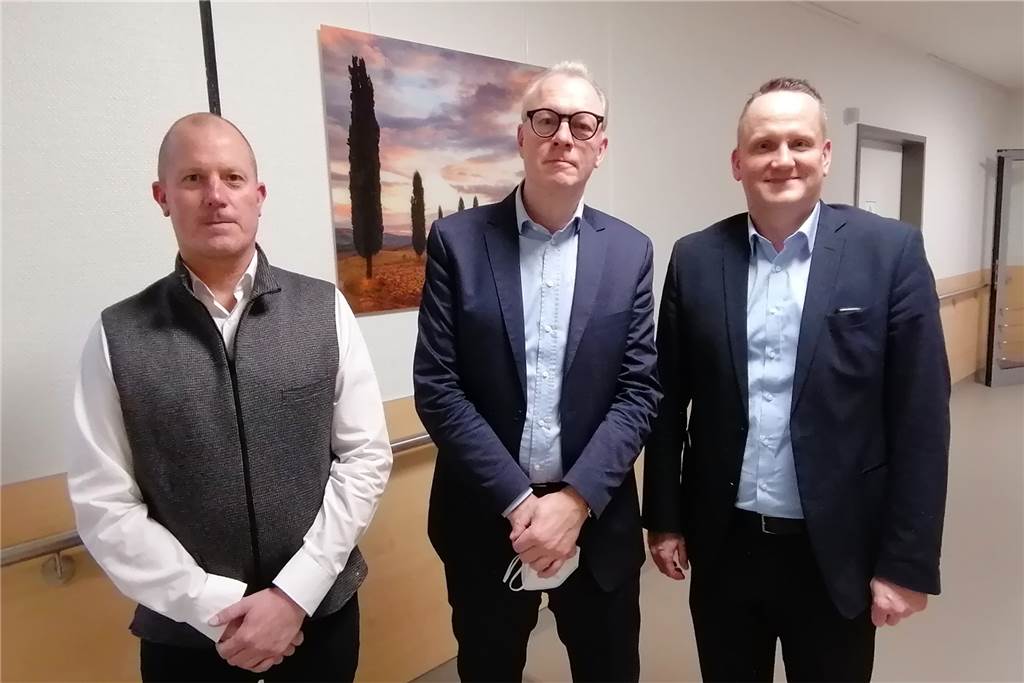 Krankenhaus Dortmund-West: Videos und Fotos gegen Unruhe und Verwirrung Marc Wesselmann und Michael Lenke vom Förderverein sowie Pflegedirektor Axel Westermann auf dem Flur vor der Intensivstation des Katholischen Krankenhauses Dortmund-West.