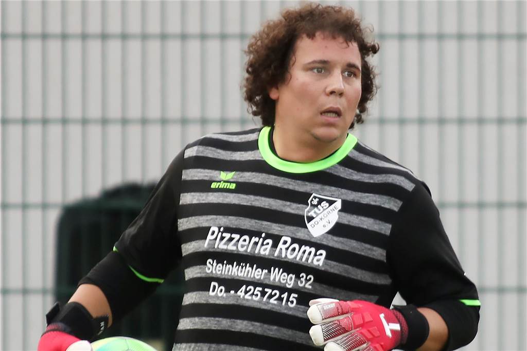 Trainer geht ins Tor des Rivalen: Dortmunder Löwen landen Überraschungscoup Torhüter Marc Wiegand hat den Ball fest in der Hand.