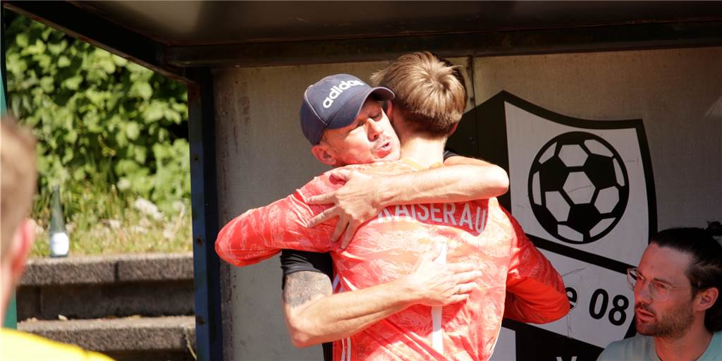 Marc Woller taucht plötzlich beim SuS Kaiserau auf: Milcarek und Yildirim überragen beim 5:2-Sieg Marc Woller (l.) herzt SuS-Keeper Lars Suhr. Der Ex-Coach des Holzwickeder SC ist bis zum Saisonende als Betreuer in Kaiserau im Einsatz.