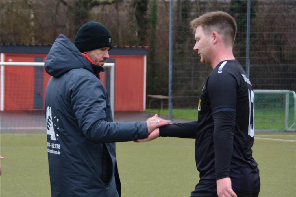 Mühlhausen-Trainer Marc Woller wütend nach Platzverweis: Marc Woller klatscht mit Manuel Stiepermann ab.