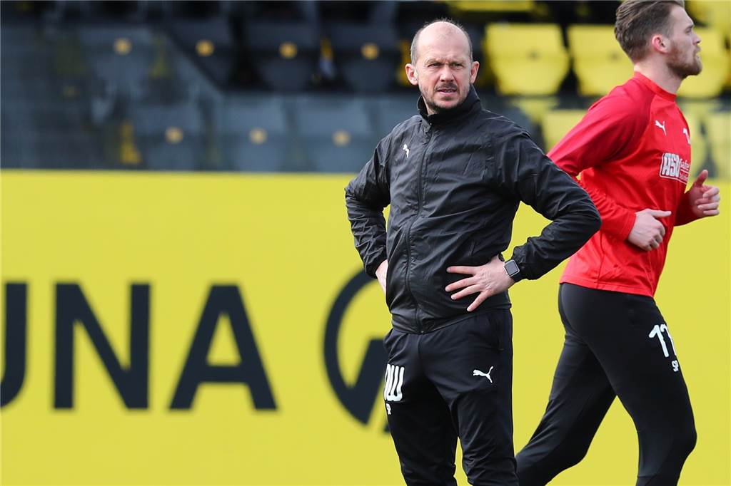 Holzwickeder SC: Neuer Trainer Marc Woller schaut in der Regionalliga kaum auf den Ball Marc Woller leitet beim SV Lippstadt das Aufwärmen.