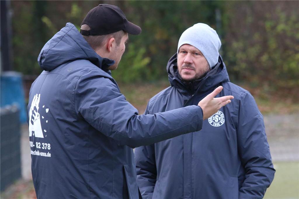 Yannick Büscher rettet SV Langschede ein 2:2: Mühlhausens Keeper Ostermann mit „Flutschfinger“ Marc Woller (r.) coachte am Sonntag die Reserve des SSV Mühlhausen-Uelzen gegen den SV Langschede.
