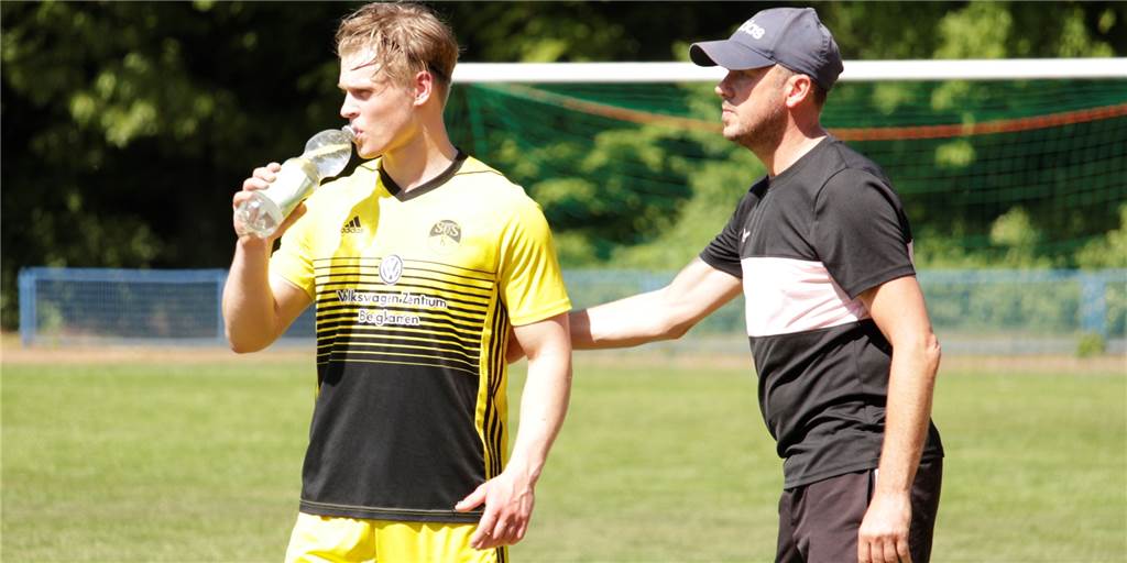 Marc Woller – verkappter Trainer beim SuS Kaiserau: „Wir wollen gemeinsam den Abstieg vermeiden“ Marc Woller (r.) gibt Phil Richter ein paar Dinge mit auf den Weg. Der neue Betreuer wirkte im Spiel in Resse eher wie ein neuer Trainer.